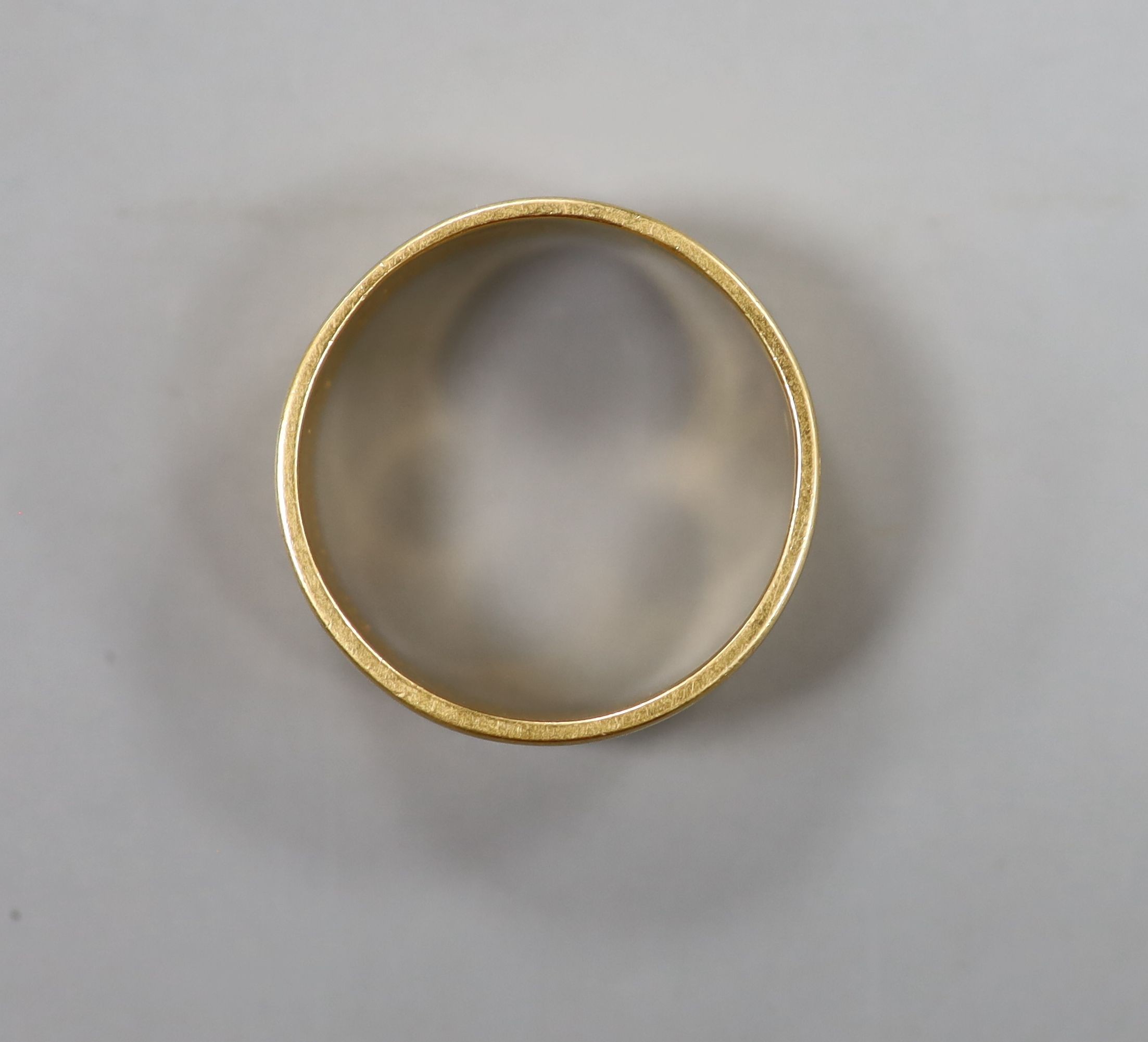 An early 20th century 18ct gold wedding band, size V/W, 9 grams.